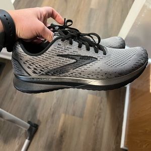 Brooke’s Levitate size 8.5m/10w. Great used condition